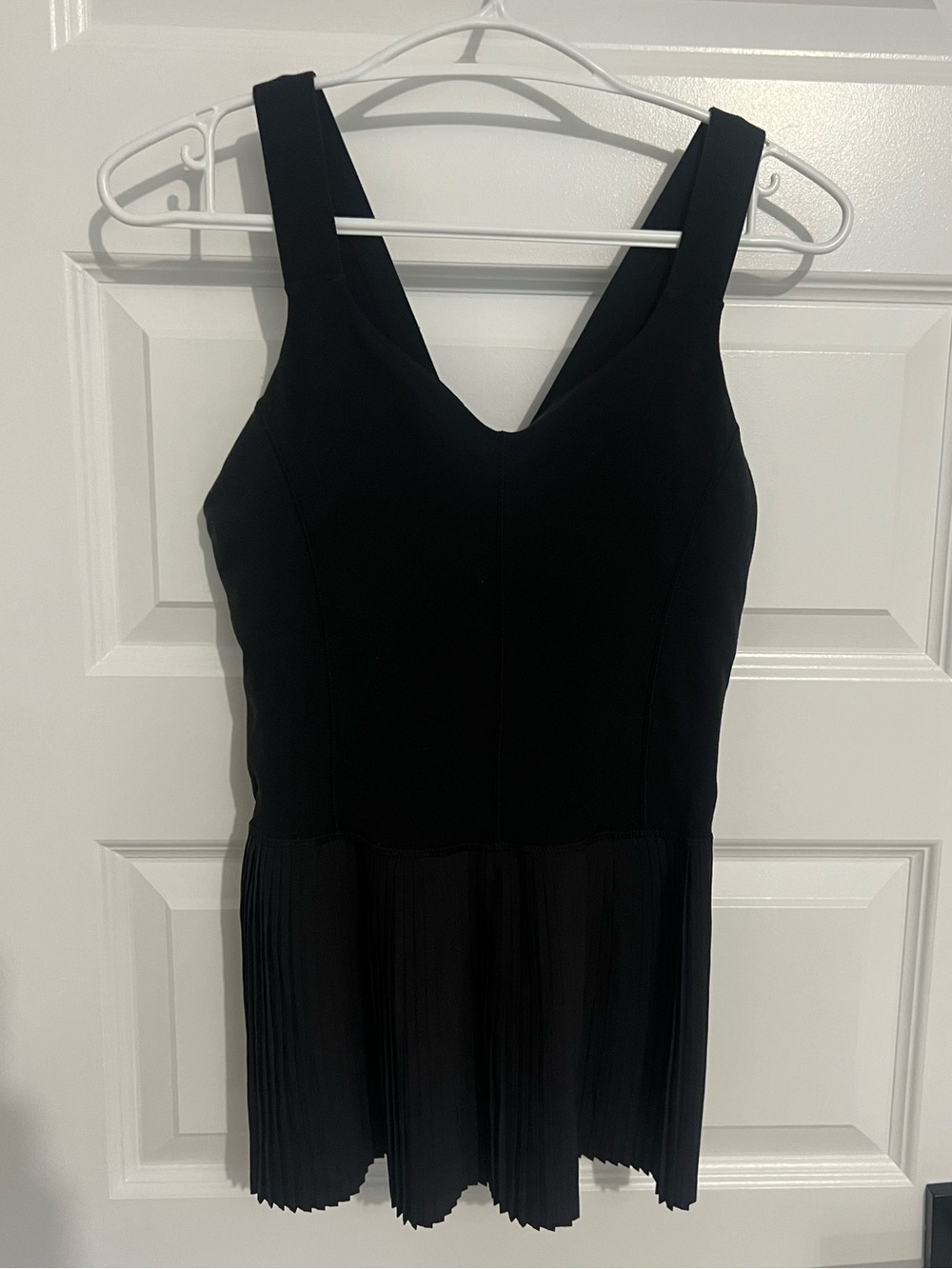 286 - lululemon athletica Black Pleated Hem Tank Top